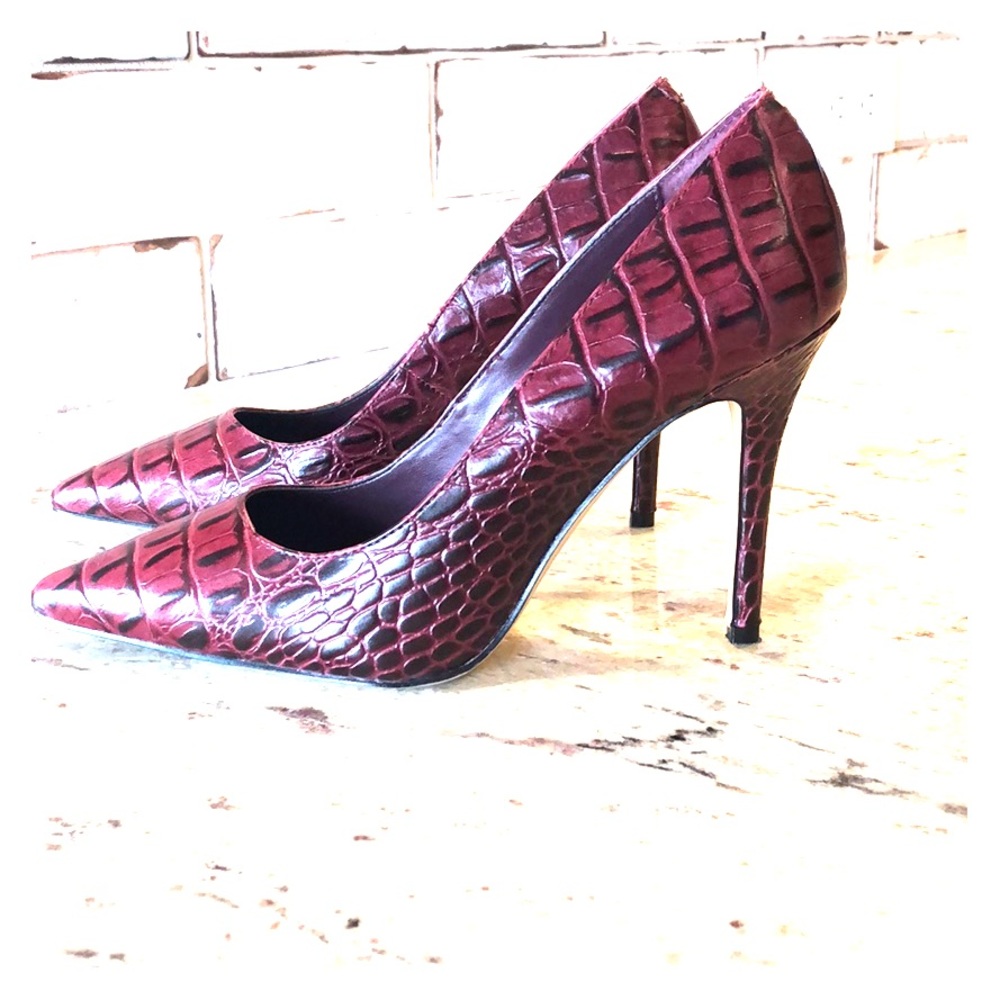 Olivia Pump - Croc Embossed Leather Heels - Size 7